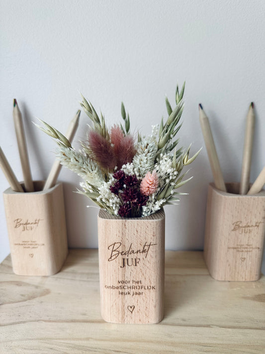 Pennenhouder Juf met droogbloemen