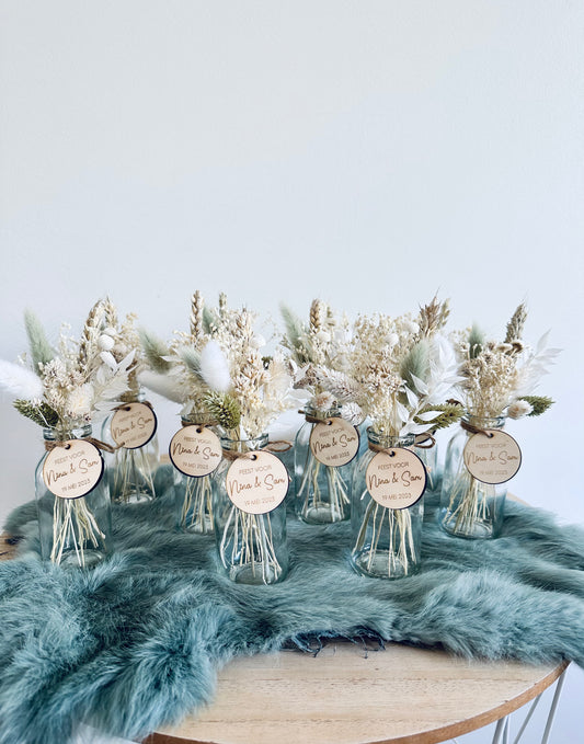 Mini vaasjes gevuld met houten tagje